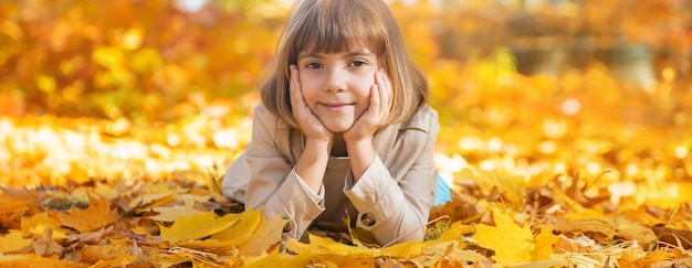 Kinder im Park mit Herbstlaub. Selektiver Fokus.