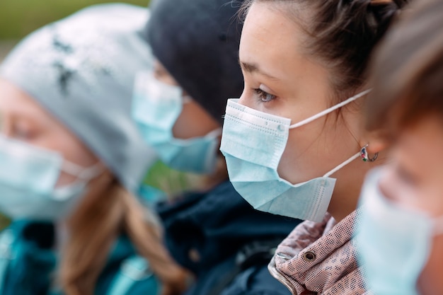 Kinder im schulpflichtigen Alter in medizinischen Masken. Porträt von Schulkindern.