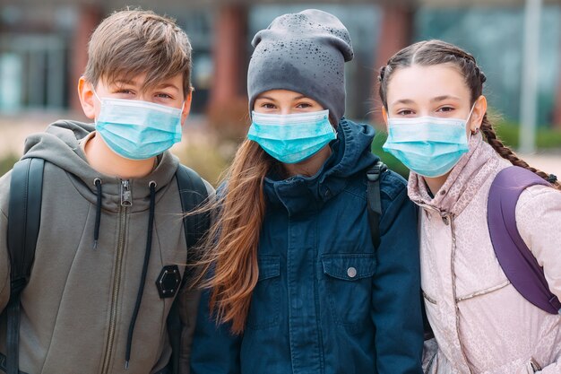 Kinder im schulpflichtigen Alter in medizinischen Masken. Porträt von Schulkindern.