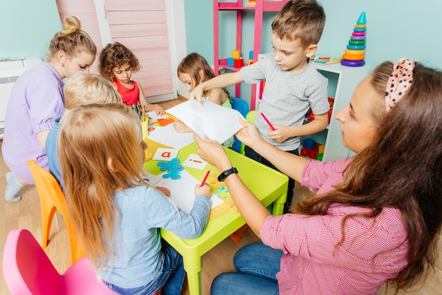 Kinder im Vorschulalter lernen englisches Alphabet mit Karten