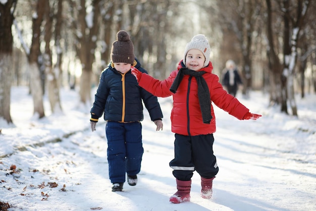 Kinder im Winterpark spielen