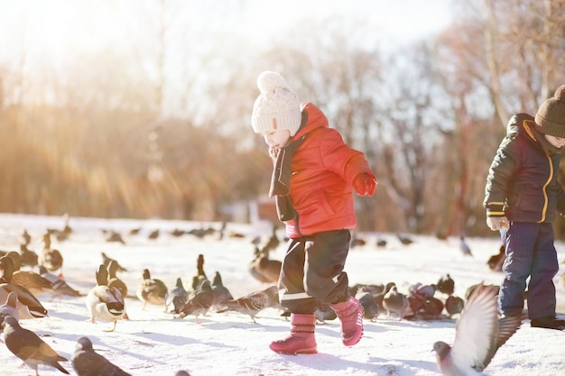 Kinder im Winterpark spielen