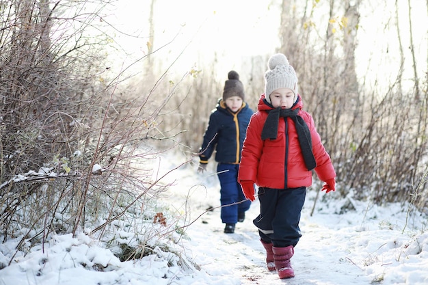 Kinder im Winterpark spielen