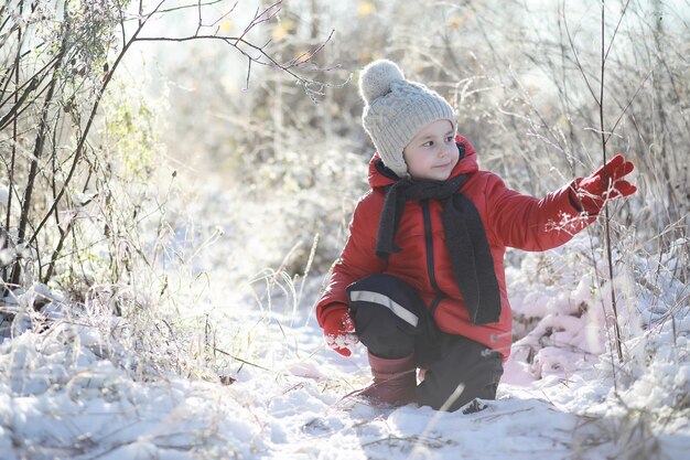 Kinder im Winterpark spielen