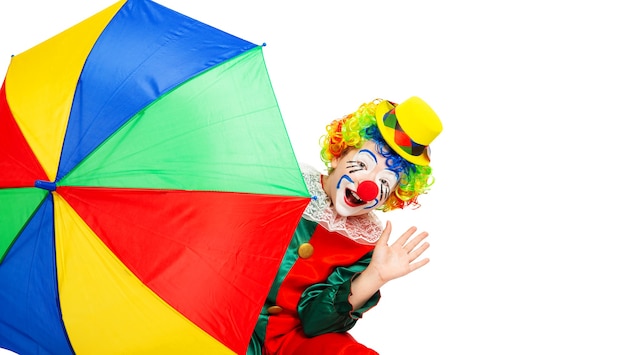 Kinder in bunten Clown-Outfits auf weißem Hintergrund