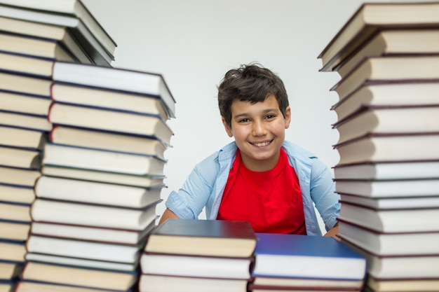 Kinder in der Bibliothek mit Büchern