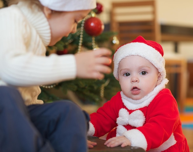 Kinder in der Nähe des Weihnachtsbaums