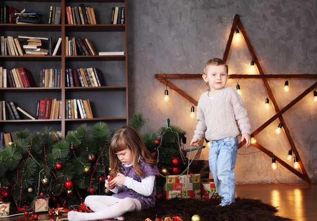 Kinder in der Nähe eines umgestürzten Weihnachtsbaumes