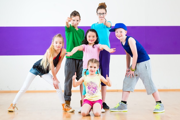 Kinder in der Zumba-Klasse tanzen moderne Gruppenchoreografie