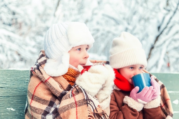 Kinder in einem verschneiten Winterwald