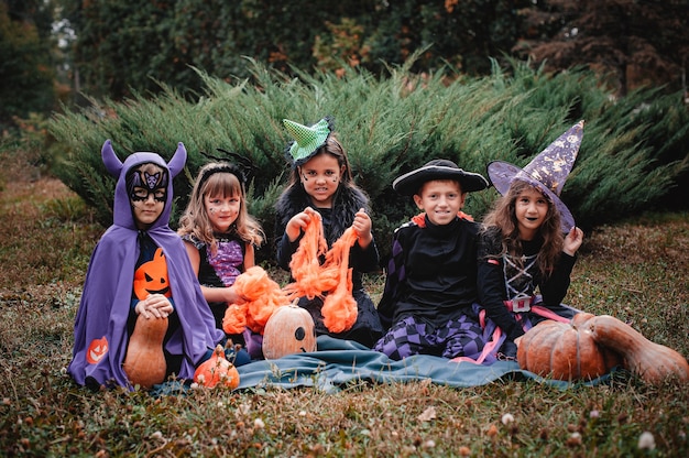 Kinder in Halloween-Kostümen