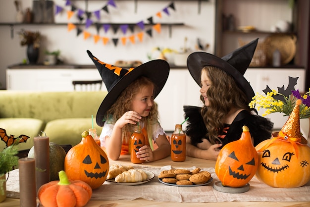 Kinder in Halloweenkostümen mit Kürbis im Urlaub getäuscht