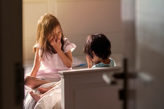 Kinder in ihrem Schlafzimmer