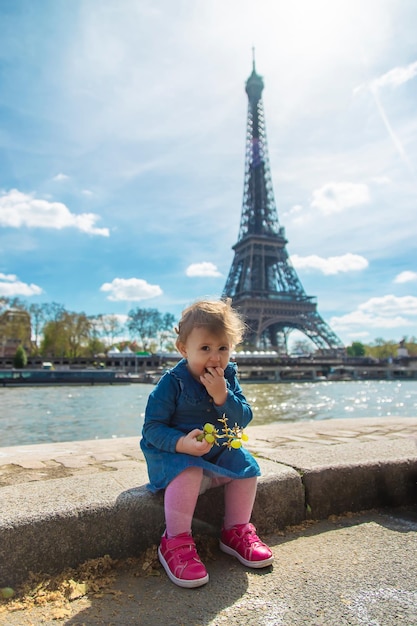 Kinder in Paris in der Nähe des Eiffelturms Selektiver Fokus