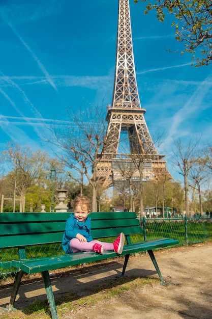 Kinder in Paris in der Nähe des Eiffelturms Selektiver Fokus