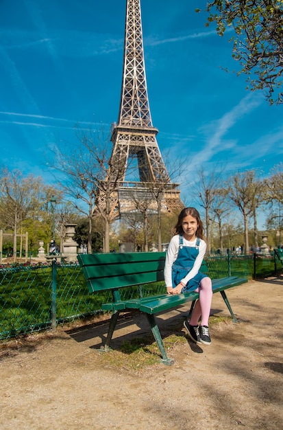 Kinder in Paris in der Nähe des Eiffelturms Selektiver Fokus