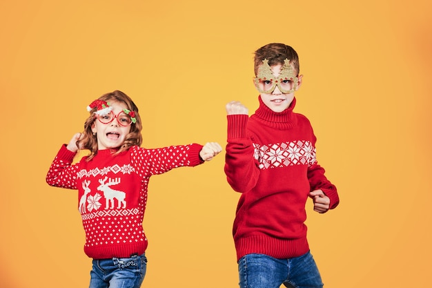 Kinder in warmen roten Weihnachtspullis