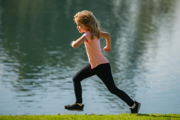 Kinder joggen im Park im Freien kleiner Junge läuft in der Natur aktives gesundes Kind Junge Läufer joggt draußen ...