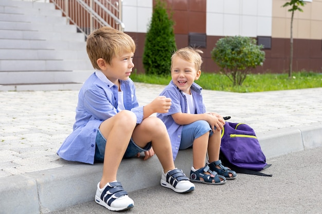 Kinder jüngere Schulkinder sitzen auf der Veranda der Schule eine Abwechslung in der Schulkommunikation
