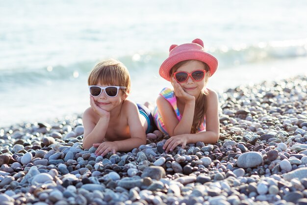 Kinder Jungen und Mädchen auf dem Ozean