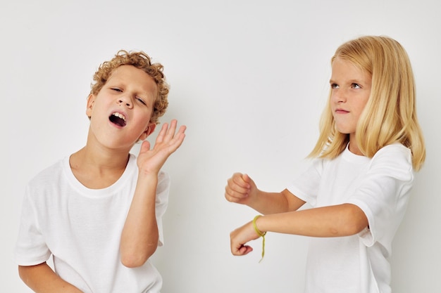 Kinder Jungen und Mädchen posieren auf einem weißen Hintergrund Echte Emotionen