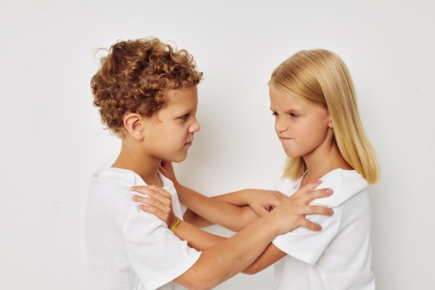 Kinder Jungen und Mädchen posieren auf einem weißen Hintergrund Echte Emotionen