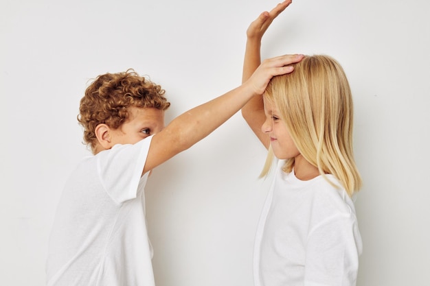 Kinder Jungen und Mädchen posieren auf einem weißen Hintergrund Echte Emotionen