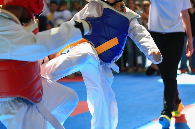 Kinder kämpfen auf der Bühne während des Taekwondo-Turniers