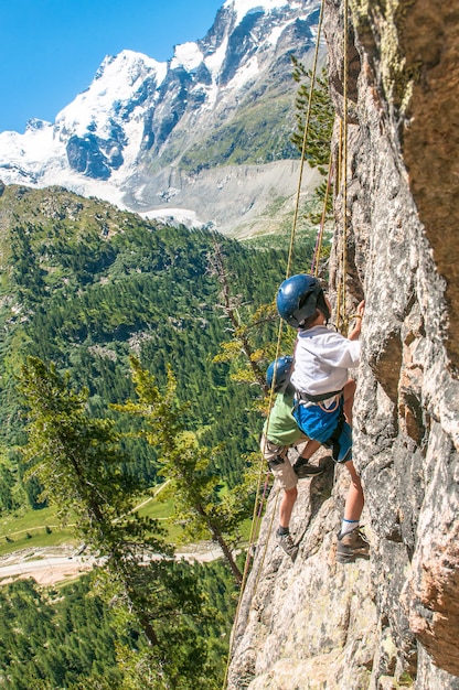 Kinder klettern im Hochgebirge