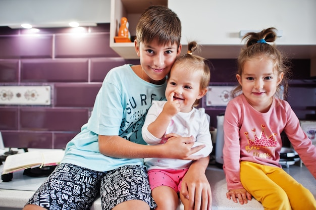 Kinder kochen in der Küche, glückliche Kindermomente.