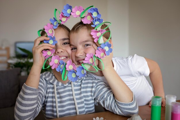 Kinder kreieren Osterblumenkränze in Pastellfarben mit einem Upcycling-Ei-Trail-Zero-Waste-Lebensstil