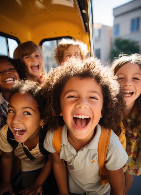 Kinder lächeln vor dem Schulbus