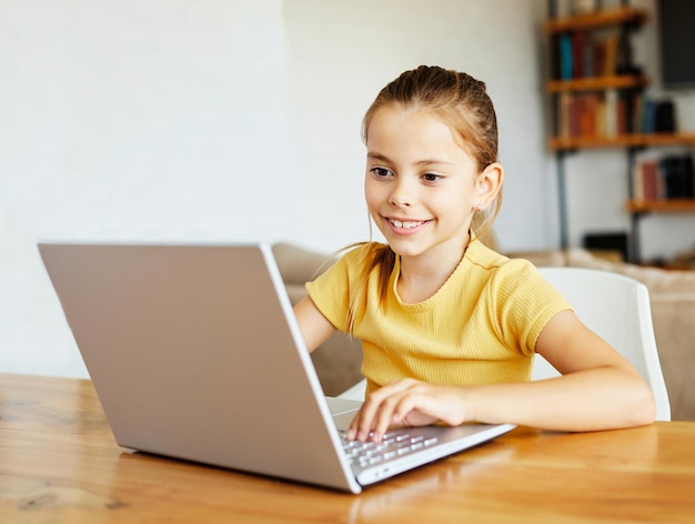 Kinder-Laptop-Computer-Technologie zu Hause, Mädchen, Bildung, Hausaufgaben, Kind, Lernen, Internet, Kindheit, Student, sitzend, Verbindung, die online verwendet