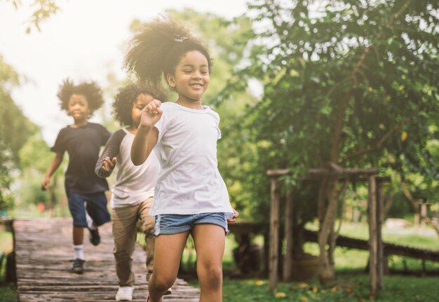 Foto kinder laufen auf der promenade im park