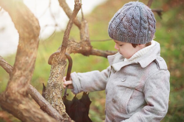 Kinder laufen im Herbst im Herbstpark