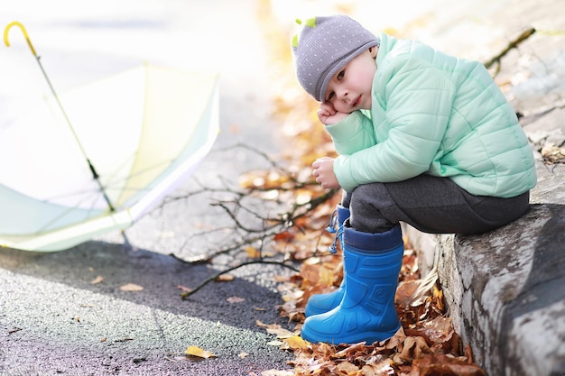 Kinder laufen im Herbst im Herbstpark