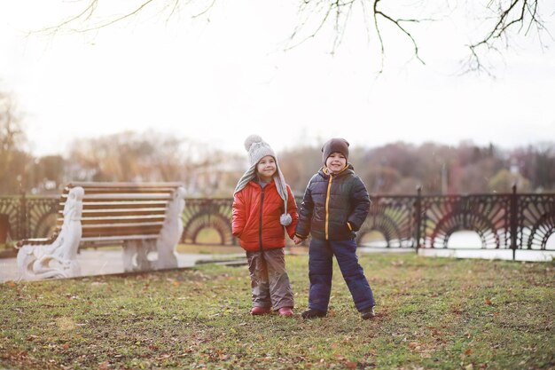 Kinder laufen im Herbst im Herbstpark