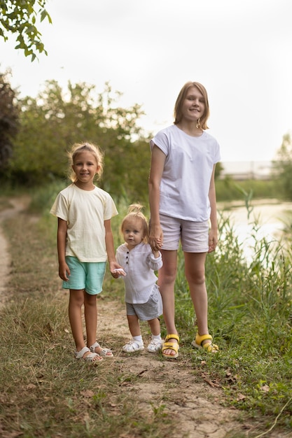 Kinder laufen in der Natur