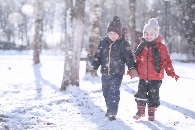 Kinder laufen mit dem ersten Schnee im Park