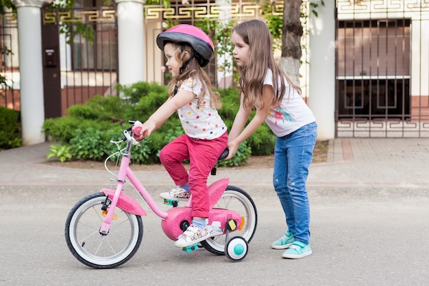 Kinder lernen Fahrrad fahren