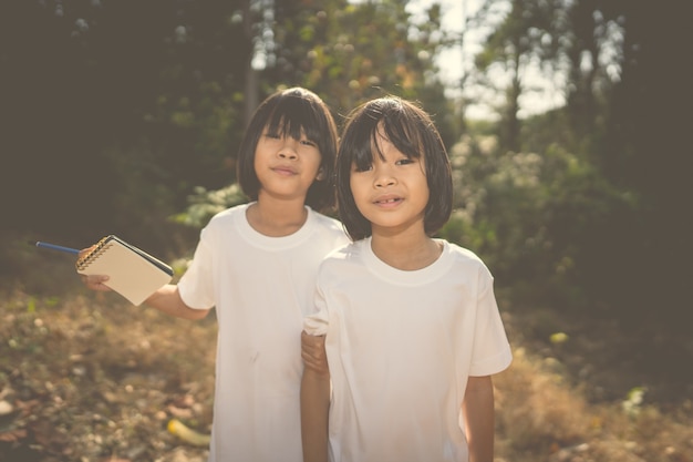 Kinder lernen in der waldnatur