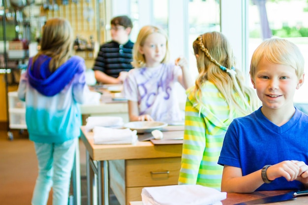 Foto kinder lernen in einem kochkurs, wie man kocht.