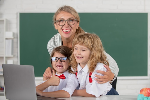 Kinder lernen mit Lehrerkindern aus der Grundschule lernen im Unterricht Junge und Mädchen mit Lehrer