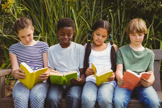 Kinder lesen Bücher im Park