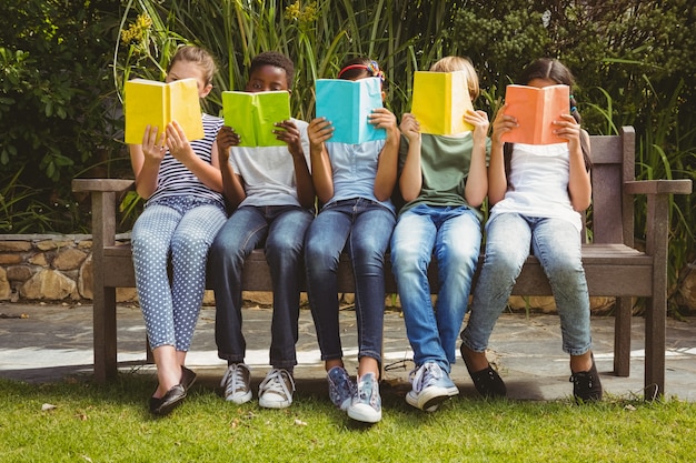 Foto kinder lesen bücher im park