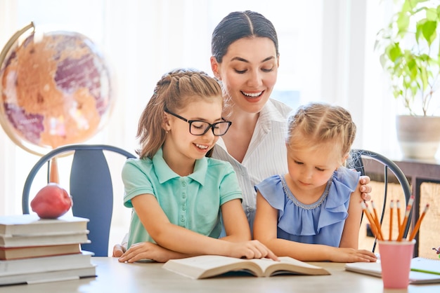 Kinder lesen ein Buch