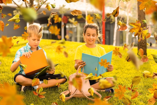 Kinder lesen im Herbst ein Buch