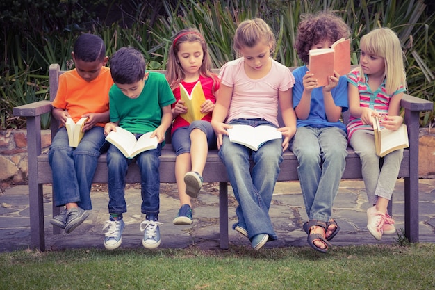 Kinder lesen zusammen aus Büchern