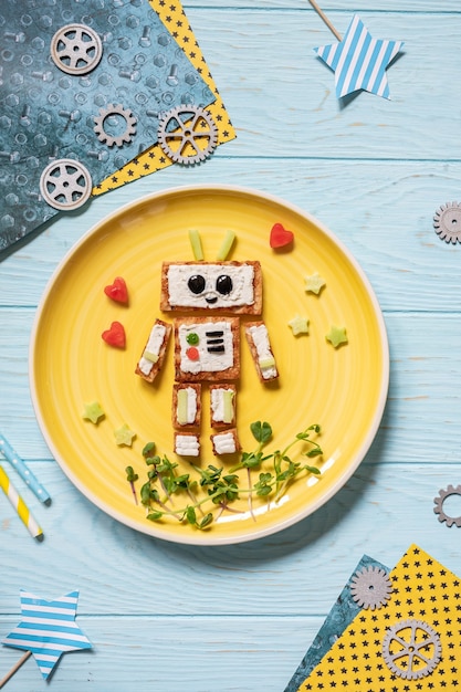 Kinder lustiger Frühstückstoast sehen aus wie ein niedlicher Roboter