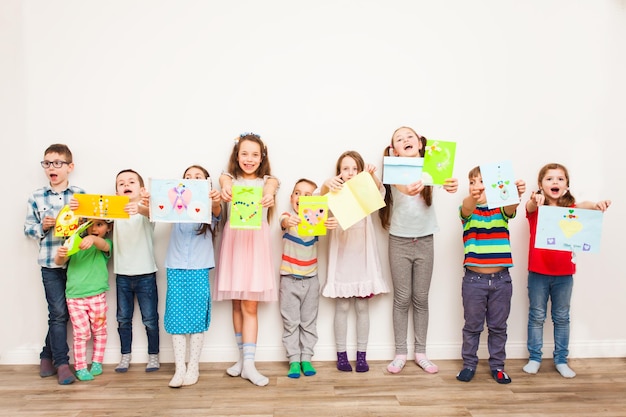 Kinder machen Dekorationen oder Grußkarten. Kunsthandwerk im Urlaub: Geburtstag, Mutter- oder Vatertag, 8. März oder Hochzeit. DIY-Konzept für Kinder., Meisterklasse